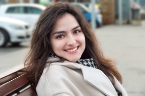 街头长椅上灿烂微笑的美女图片